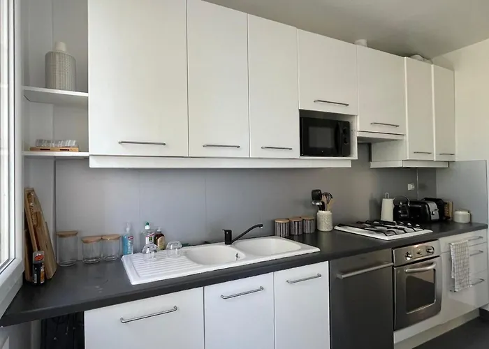 For 6 With Terrace 100 M From The Sea 아파트 *